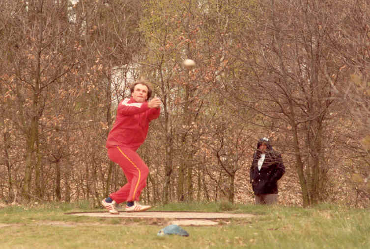 Bondartchuk during his visit to Holland april 1994, observing a throw of his athlete Yuri sedych
